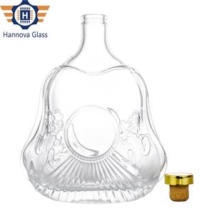 Bouteille en <span class=keywords><strong>verre</strong></span> en forme de gourde plate de 1 litre d'usine pour brandy XO de qualité supérieure avec motif gravé et bouchon doré - Product Image 1