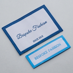 Etiqueta de tela tejida con brocado de alta densidad personalizable Etiqueta de ropa lateral de cuello elegante de doble cara para prendas de alta gama - Product Image 2
