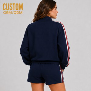 Conjunto de Sudadera de Cuello Alto de 2 Piezas para Mujer con Estampado Personalizado y Rayas Laterales Bordadas, y Pantalones Cortos Casuales con Cuello con Capucha y Costuras - Product Image 2