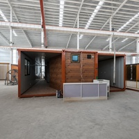 Maison conteneur pliable de 40 pieds résistante aux ouragans avec toit en acier galvanisé et panneaux sandwich isolés pour complexe hôtelier insulaire