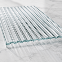 Verre décoratif de sécurité et d'intimité pour escalier extérieur moderne, personnalisé, laminé PVB, cannelé, strié, à motif Moru, en verre trempé.