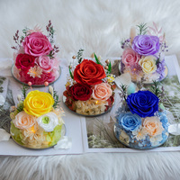 Roses éternelles dans un verre angulaire avec lumière, fleurs stabilisées, vraies roses préservées dans un verre pour la fête des mères