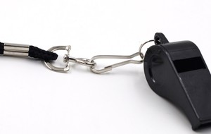 Silbato de cordón negro árbitro negro silbato de plástico Baloncesto Fútbol Voleibol Silbato de tenis para emergencias al aire libre - Product Image 4