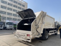 Camion compacteur de déchets Sinotruk Howo 4x2 à pompe manuelle diesel, chargement arrière, pour la collecte des déchets municipaux et l'assainissement