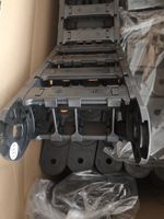 Chaîne de guidage flexible en plastique technique pour machines-outils, conduits de câbles, porte-câbles, chaîne de guidage avec séparation