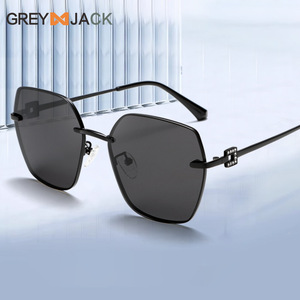 Gafas de Sol Greyjack para Mujer, Montura de Acero Inoxidable, Lentes TAC Polarizadas con Protección UV400 Tipo 3, Diseño Moderno - Product Image 1