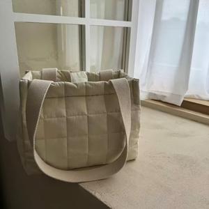 Sac de maternité personnalisé grand format pour femme, rembourré et doux, sac de rangement pour sorties, sac de voyage léger à porter à la main - Product Image 3