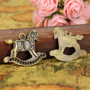 Breloque poney <span class=keywords><strong>à</strong></span> bascule <span class=keywords><strong>à</strong></span> pois en alliage de zinc bronze antique pour garniture de mobile de chambre d'enfant - Product Image 4