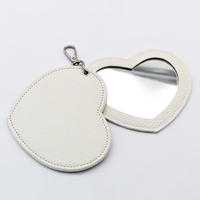 Miroir de voyage rotatif portable en cuir PU en forme de cœur, logo personnalisé, cosmétique, mini miroir personnalisé, porte-clés pour cadeaux