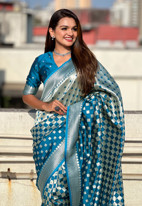 ผ้าไหมบาแนราซีเนื้อนุ่ม สีน้ำเงิน ประดับด้วยงานปักดิ้นทอง 3 มิติ โดดเด่น เหมาะสำหรับงานแต่งงานและงานเทศกาล ด้วยดีไซน์ 3 มิติ ให้ความสง่างามแบบดั้งเดิมเหนือกาลเวลา - Product Image 4