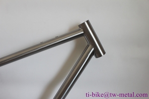 Cuadro <span class=keywords><strong>de</strong></span> <span class=keywords><strong>bicicleta</strong></span> <span class=keywords><strong>de</strong></span> gravel <span class=keywords><strong>de</strong></span> titanio con portaequipajes trasero integrado - Product Image 2