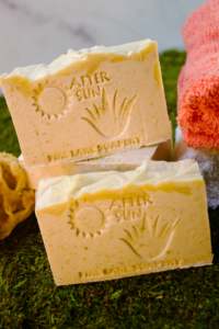 Savon apaisant naturel après-soleil à la calendula et aux huiles essentielles rafraîchissantes pour soulager et réparer la peau - Product Image 3