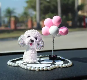 Ornamen mobil kepala bergoyang, mainan anjing lucu bertatahkan berlian dekorasi interior resin interior dasbor mobil barang Dekorasi