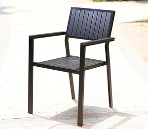 Ensemble <span class=keywords><strong>de</strong></span> <span class=keywords><strong>table</strong></span> et <span class=keywords><strong>de</strong></span> chaises <span class=keywords><strong>de</strong></span> salle à manger en bois plastique pour l'extérieur moderne, facile à nettoyer, tables et chaises résistantes aux intempéries pour une utilisation en jardin - Product Image 5