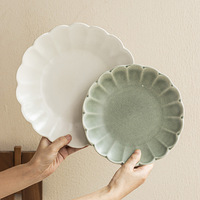 Assiette de table en céramique de grande taille, de style occidental vintage, simple, couleur unie, en forme de fleur, à volants, de grande valeur, vente en gros