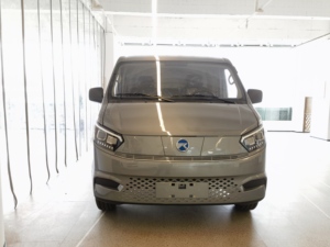 Nueva Camioneta de Carga KAMA ES8 de China, Eléctrica de 70kw, Carga Útil de 1.5T, Ideal para Garajes Subterráneos, Entrega Rápida de Comida/Envíos - Product Image 4