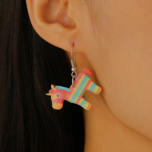 Nuovi <span class=keywords><strong>Orecchini</strong></span> Divertenti e Creativi a Forma di Pony in Acrilico Colorato con Ciondolo in Lega per Donne, Stile Cartoon di Nicchia Adatto per Ragazze e Bambini - Product Image 2