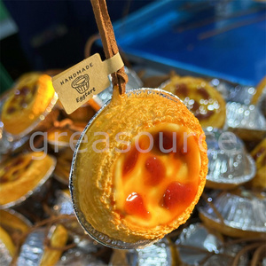 Modelo de Tarta de Huevo Glaseada con Correa Colgante de Cuero, Postre Recién Horneado Realista con Efecto Caramelizado, Ideal para Exhibición en Cafeterías y Bolsos de Coche - Product Image 6