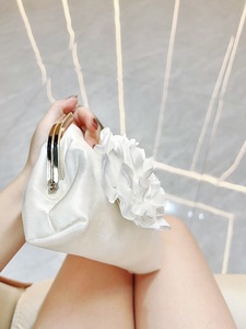 Sac à main élégant en satin plissé 2026 pour femme, pochette <span class=keywords><strong>de</strong></span> soirée chic avec chaîne et fleur 3D - Product Image 3