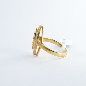 Bague fine en or jaune 18 carats pour femme, saphir bleu, design moderne et élégant, bijoux de créateur, cadeau de mariage, accessoire de mode, luxe - Product Image 4