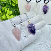 Vente en gros de pendentifs en forme de flèches en cristal, modèle de couteau, artisanat à la main, améthyste, quartz rose, quartz clair, mini-dague, collier, chakra, bijoux DIY