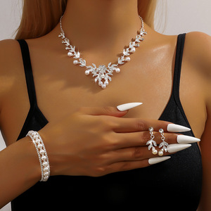 Elegante Juego de Collar y Pendientes Románticos con Hojas de Circonio y Perlas de Imitación, Chapado en Oro, Aleación de Zinc, Joyería para Mujer - Product Image 1