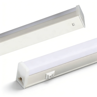 Lampe linéaire LED intégrée OEM ODM T5 T8 avec boîtier en PVC, 4ft/8ft, 18W/20W, à montage en surface, double extrémité, connectable, pour bureau et magasin