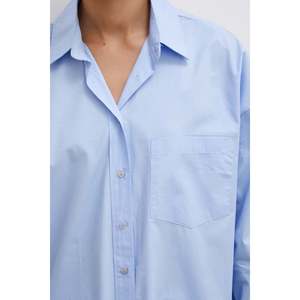 เสื้อเชิ้ตโอเวอร์ไซส์ทรงบอยเฟรนด์สีน้ำเงิน ผ้าป๊อปลิน กระเป๋าเดียว ติดกระดุม เสื้อผู้หญิงจาก Acne Studios - Product Image 5