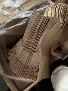 Bolsas de Papel Kraft Impresas Personalizadas Ecológicas de Alta Calidad KM con Asa Resistente para Empaque de Regalos de Lujo y Compras Minoristas - Product Image 4