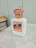 Présentoir de Bouteilles de Parfum Personnalisé en Fibre de Verre Renforcée, Hauteur 0,4 Mètre, Taille Réelle, Surface Blanche Craquelée Facettée, pour Entreprises