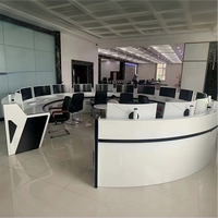 Console de Commande Moderne pour Centre de Contrôle et Salle de Réception – Idéale pour Aéroports, Tours, Écoles, Hôtels – Gestion des Câbles, Multi-Écrans