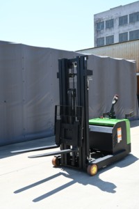 Heli chariot élévateur électrique 1500KG 2000KG camion à mât rétractable batterie au Lithium Mini empileur 3M USA Standard pour utilisation en usine chariot élévateur - Product Image 5