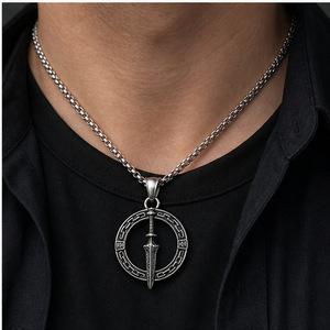 Yunnique Collier avec pendentif épée en acier titane pour homme, design géométrique, pendentif unique 3x60 cm - Product Image 3