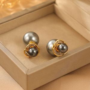 Boucles d'oreilles clous géométriques polyvalentes grises 2025 avec zircon et finition plaquée or pour femme, luxe haut de gamme - Product Image 2