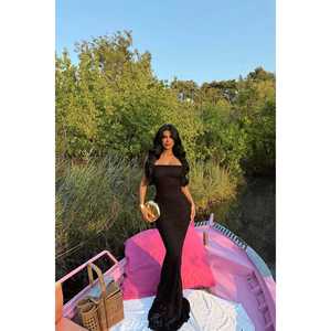 Robe de soirée vintage noire coupe trapèze avec détails en dentelle, en tissu polyester crocheté, style Empire, ornée de sequins et de perles, taille XL, décolleté cœur, longueur ras du sol, avec fente - Product Image 2