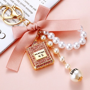Schattige Creatieve Parel Parfum Fles Sleutelhanger Strik Auto Accessoire Met Steentjes Voor Vrouwen Tas Hanger Sleutelhanger Cadeau - Product Image 1