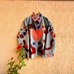 Veste kimono courte en velours gris brodée avec un motif de cœur Suzani, style bohème, travail de broderie Crewel, respirante et écologique - Product Image 1