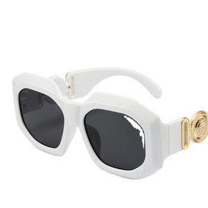 Nuevas Gafas de Sol de Lujo para Dama Estilo Millonario Irregular, de Moda y Duraderas con Detalles Dorados Metálicos en los Laterales - Product Image 2