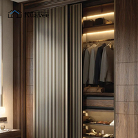 Armoire de chambre sur mesure KUAVEE, finition bois naturel, matériaux écologiques, meubles de rangement intégrés pour chambre à coucher