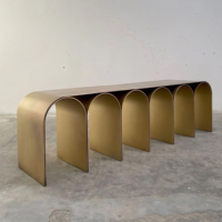 Chaise de banc de chambre à coucher à cadre en métal de luxe au design minimaliste moderne poufs souples pour l'entrée pour la maison, l'hôtel ou la villa