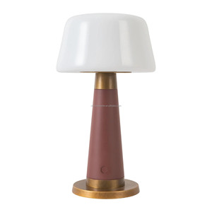 Lampe de table moderne rechargeable Dusty Rose en forme de champignon avec base en laiton antique |   Éclairage portable de style mid-century pour hôtels et complexes hôteliers - Product Image 1