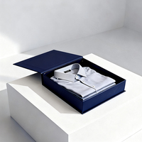 Boîte de shopping en carton bleu foncé de luxe personnalisée, boîtes cadeaux pour vêtements, t-shirts, avec logo en relief, laminage mat et fermeture magnétique
