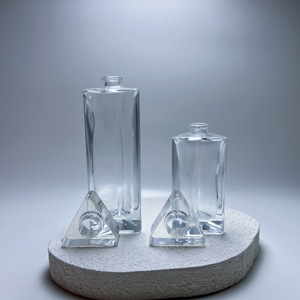 도매 30ml 45ml 투명 플랫형 빈 유리 리필 가능 향수병 고급 삼각형 크리스탈 캡 포함 향수 포장용 - Product Image 1