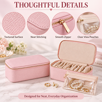 Boîte de rangement à bijoux de voyage en cuir PU rectangulaire avec logo personnalisé, 9 pochettes transparentes amovibles avec fermeture éclair, doublure en velours doux, portable