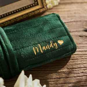 Estuche de Terciopelo Personalizado con Monograma, Plegable, para Joyas de Viaje - Almacenamiento Estético para Anillos y Pendientes - Product Image 5