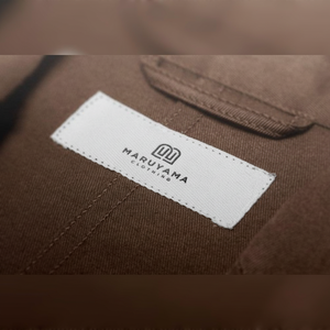 Étiquettes de vêtements personnalisées AL HIJRAH ABAYAS, type plié, fabriquées en tissu durable pour vêtements, délai de livraison d'échantillons de 7 jours - Product Image 1