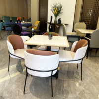 Chaise de restaurant en gros, mobilier de salle à manger moderne, chaise de salle à manger nordique en métal, chaise de salle à manger en velours avec pieds en métal