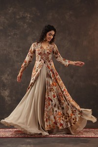 ชุดเดรส Anarkali ลายดอกไม้สีเบจพร้อมดีไซน์ระบายเป็นชั้นๆ สำหรับงานเทศกาลและงานปาร์ตี้ สำหรับผู้หญิง พร้อมจำหน่ายแล้ว - Product Image 2