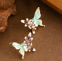 Boucles d'oreilles papillon en forme de goutte de perles cloutées de diamants pour femmes exsudant un accessoire de mode sophistiqué et luxueux