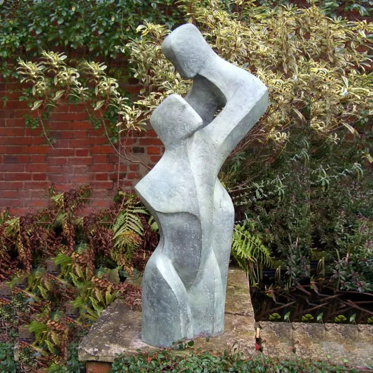 現代的な屋外の庭の金属の人々は大きな抽象的な愛のカップルのブロンズ像を彫刻します